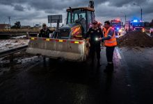 Trabajadores municipales y serenos en la entrada cerrada de la canalización de la quebrada Huaycoloro