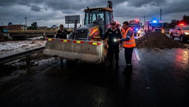 Trabajadores municipales y serenos en la entrada cerrada de la canalización de la quebrada Huaycoloro