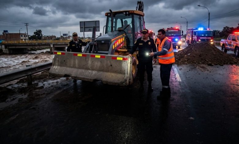 Trabajadores municipales y serenos en la entrada cerrada de la canalización de la quebrada Huaycoloro