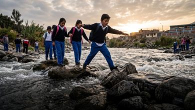 Escolares cruzan el río Rímac sobre piedras para llegar al colegio en Chosica