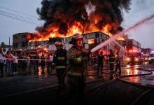Columnas de humo saliendo de una fábrica en llamas en Los Olivos