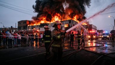 Columnas de humo saliendo de una fábrica en llamas en Los Olivos