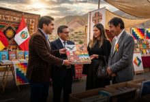 Personas reunidas en un evento cultural con danzas típicas