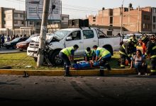 Camioneta blanca impactada contra un poste de luz en el óvalo Barrantes, Huaycán