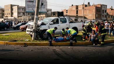 Camioneta blanca impactada contra un poste de luz en el óvalo Barrantes, Huaycán