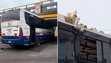 Bus CTI queda atrapado bajo puente en Av. Brasil