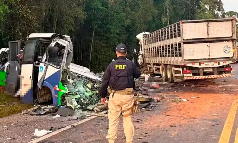 Choque de bus y camión en Brasil deja 23 muertos