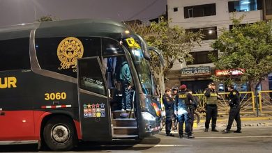 Balean bus de Cruz del Sur en San Luis con pasajeros a bordo