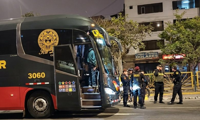 Balean bus de Cruz del Sur en San Luis con pasajeros a bordo