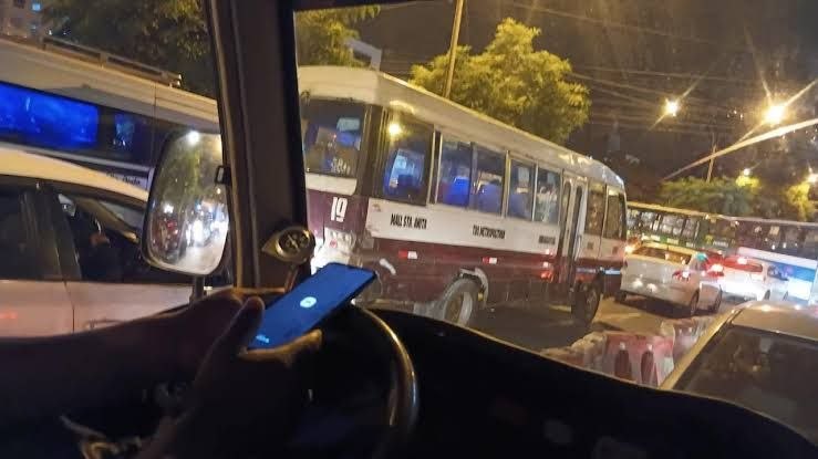 Caos en Carretera Central: accidente, tráiler varado y conductores imprudentes