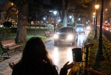 Vehículos invaden parque central de Chosica en hora punta