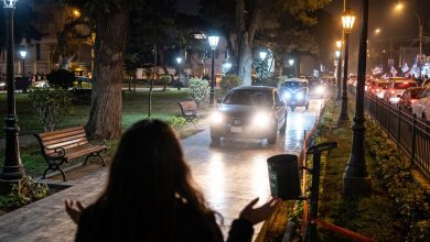 Vehículos invaden parque central de Chosica en hora punta