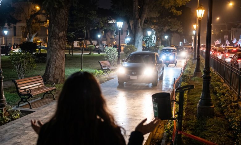Vehículos invaden parque central de Chosica en hora punta