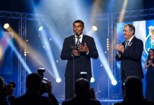 Teófilo Cubillas recibe el Dragón de Oro en Oporto