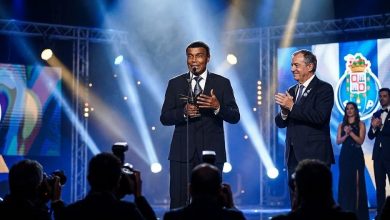 Teófilo Cubillas recibe el Dragón de Oro en Oporto