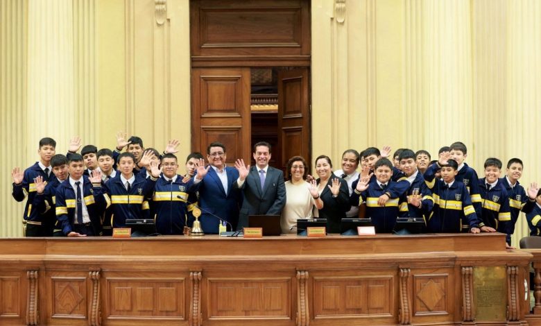 Presidente del Congreso recibe a escolares de Carapongo