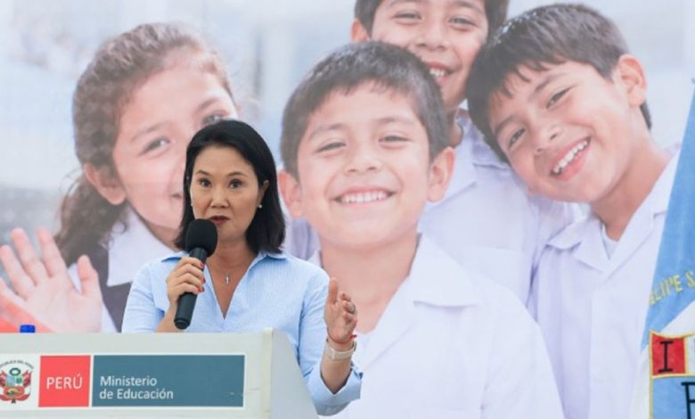 Keiko Fujimori prohíbe maquillaje y celulares en escuelas
