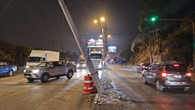 Ñaña: Poste de alumbrado en riesgo de colapso alarma a vecinos