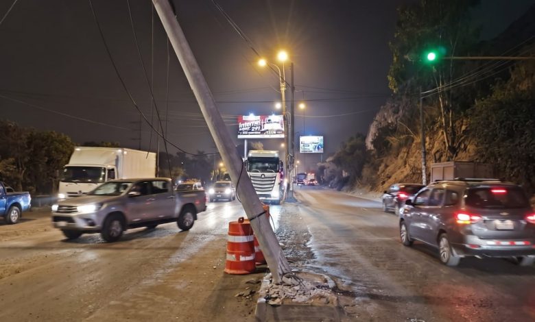 Ñaña: Poste de alumbrado en riesgo de colapso alarma a vecinos