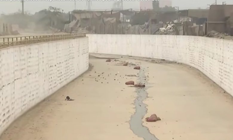 Canal de Huaycoloro convertido en basurero en Lima Este
