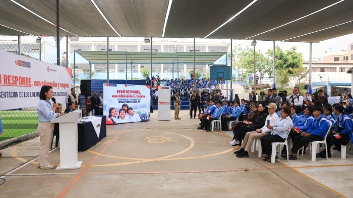 Keiko Fujimori presenta nuevos lineamientos de disciplina escolar